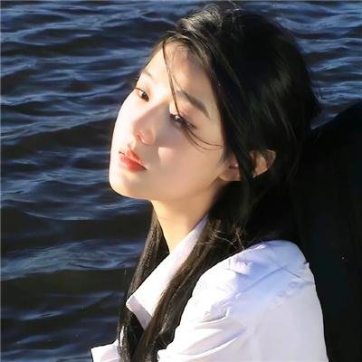 圆月映花都